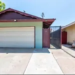 New Cozy Retreat With Large Yard And Jacuzzi