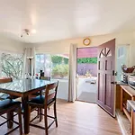 New Cozy Retreat With Large Yard And Jacuzzi