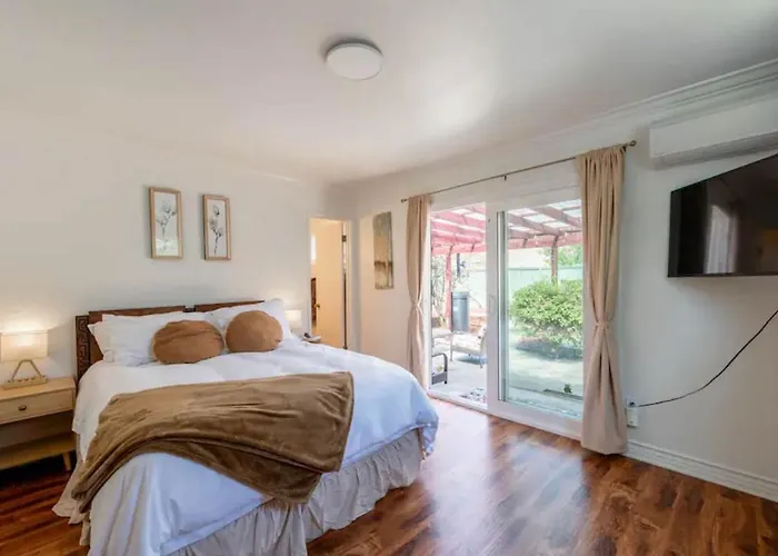 New Cozy Retreat With Large Yard And Jacuzzi