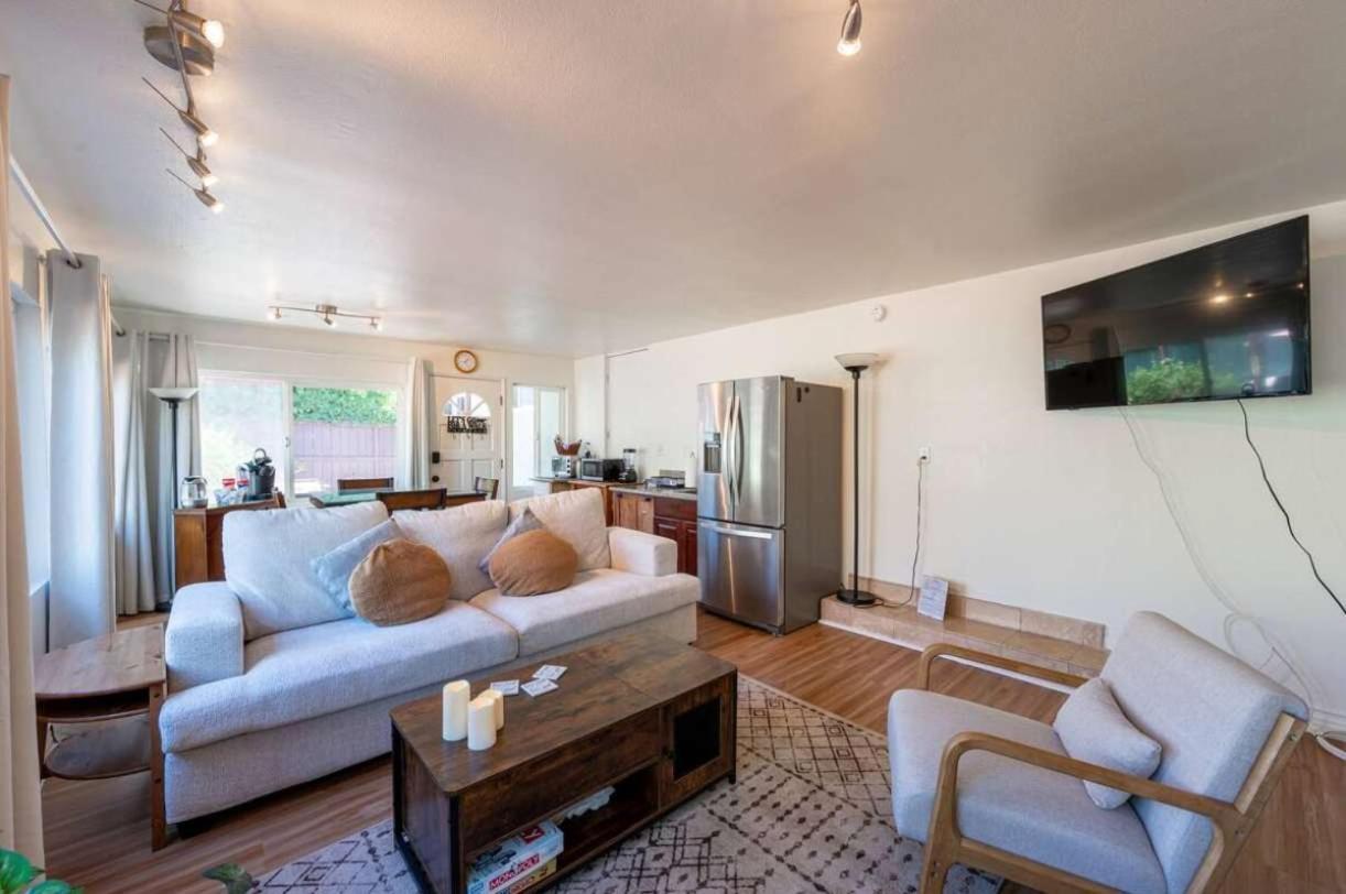 New Cozy Retreat With Large Yard And Jacuzzi *