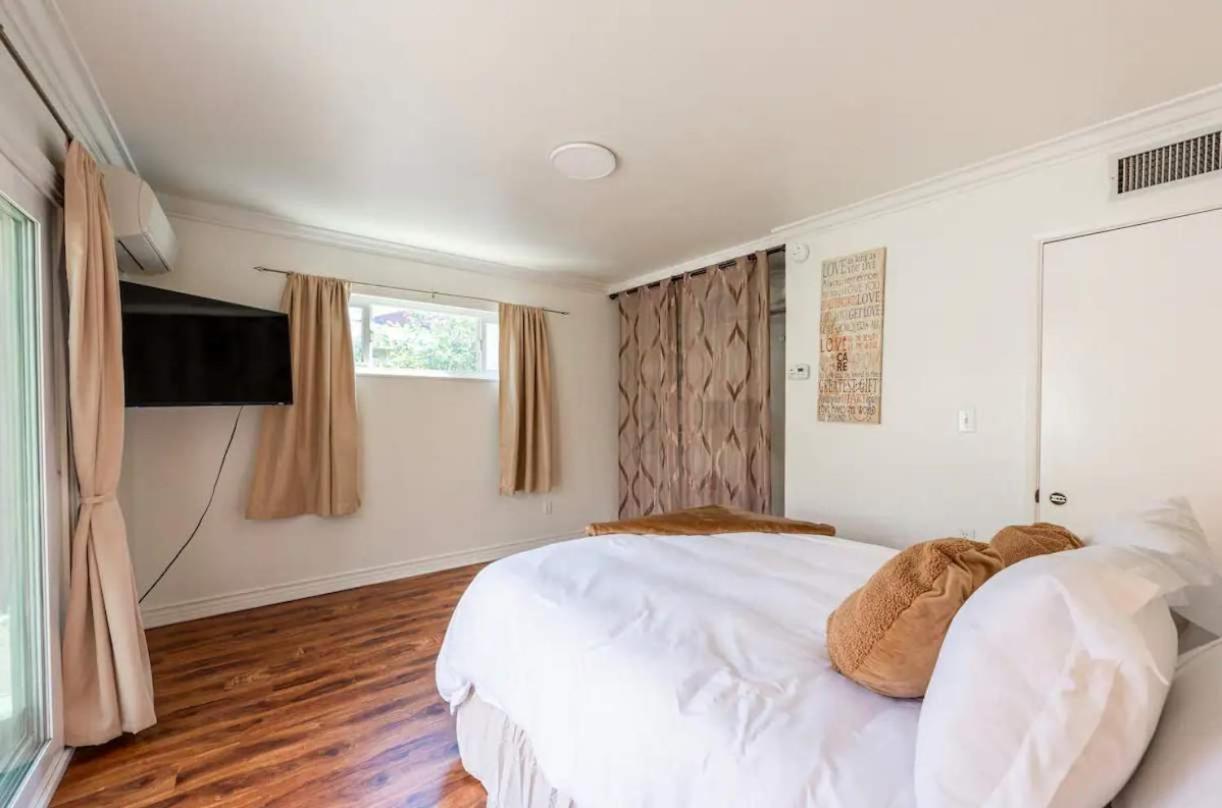 New Cozy Retreat With Large Yard And Jacuzzi Holiday home
