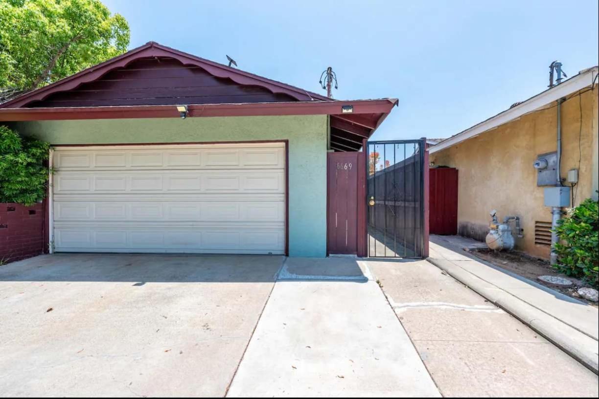 Holiday home New Cozy Retreat With Large Yard And Jacuzzi