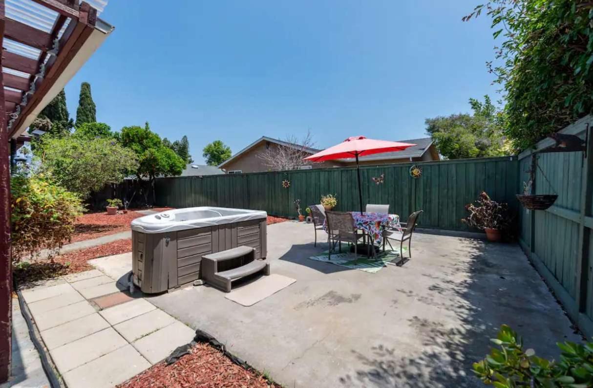 New Cozy Retreat With Large Yard And Jacuzzi Holiday home *